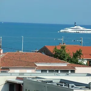 https://appartement-vue-mer-accs-plage.fr-provencehotel.com